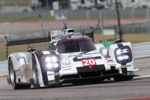 006 - Porsche 919 Hybrid leading the race