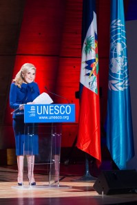Η κυρία Μαριάννα Β. Βαρδινογιάννη στο βήμα της UNESCO