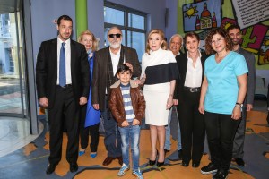 Η κυρία Μαριάννα Βαρδινογιάννη με τον Υπουργό Υγείας κ. Παναγιώτη Κουρουμπλη και την ομάδα του Ογκολογικού Νοσοκομείου Παίδων